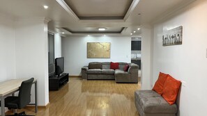 Smart TV, futbolito, mesa de ping pong, biblioteca de música