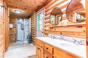 Combined shower/tub, jetted tub, hair dryer, towels