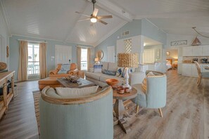 TV - The Salty Pelican Canal Front Home in Key Allegro (Rockport)