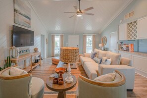 TV - The Salty Pelican Canal Front Home in Key Allegro (Rockport)