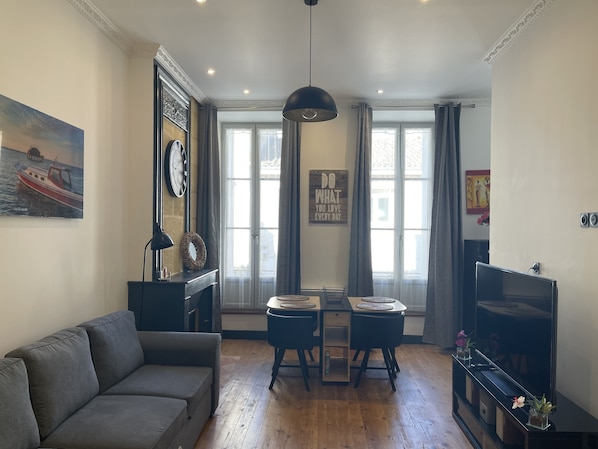 TV - Belle Duplex en Plein Centre de Bordeaux (Bordeaux)