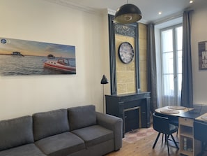 TV - Belle Duplex en Plein Centre de Bordeaux (Bordeaux)