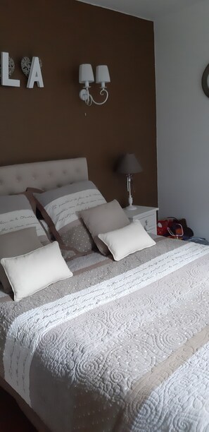 1 chambre, fer et planche à repasser, lit parapluie, Wi-Fi gratuit