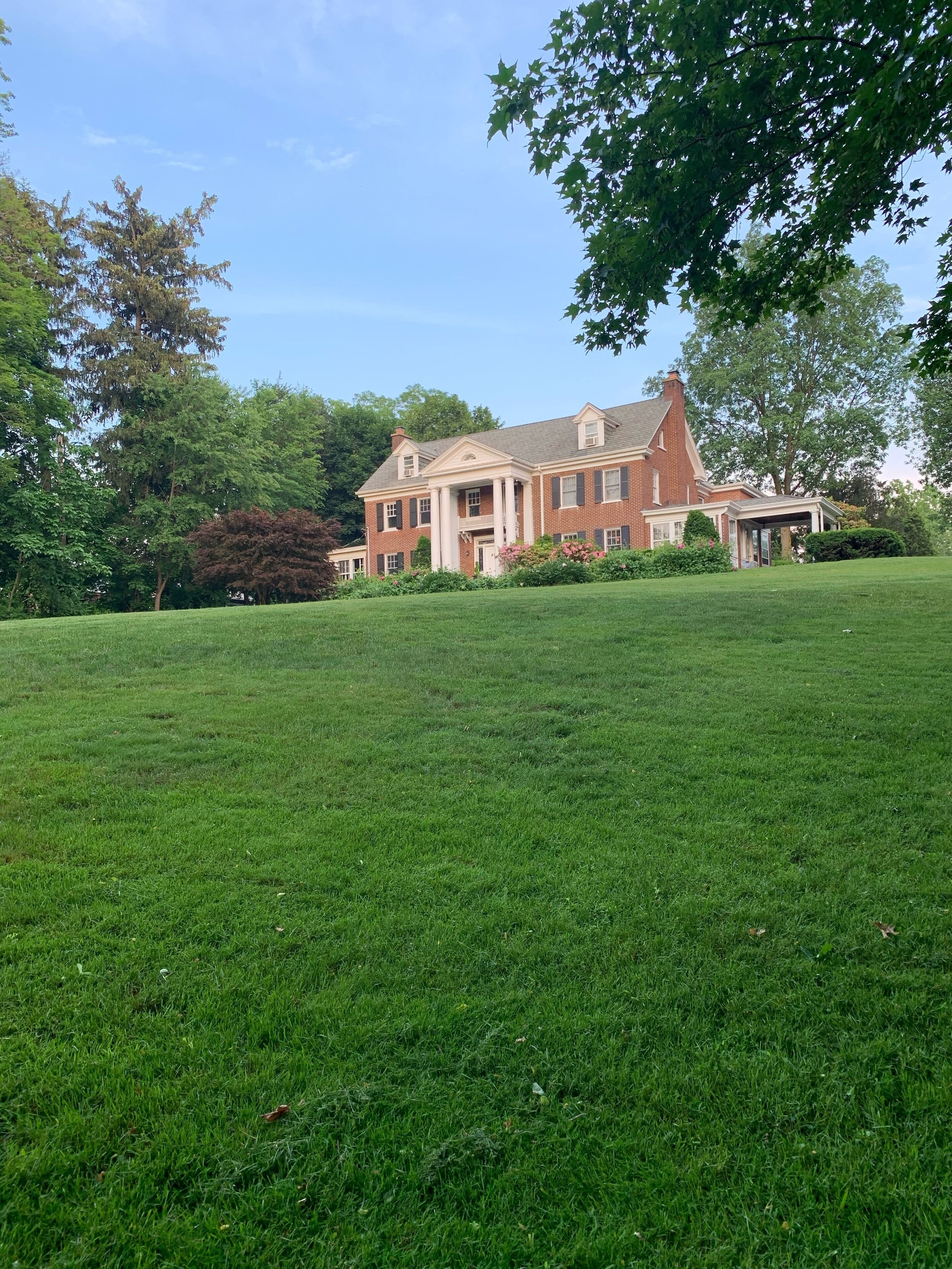 Private escape with pool and endless space 35 min from Manhattan