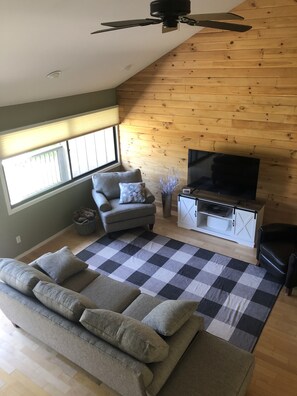 TV connectée, cheminée, écrans d'ordinateur, imprimantes