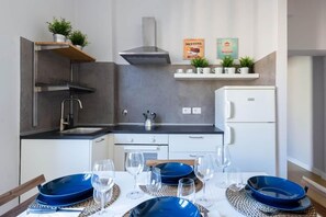 Kühlschrank, Ofen, Herdplatte, Kochgeschirr/Geschirr/Besteck