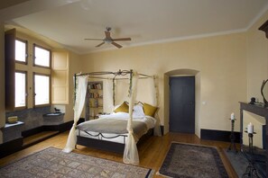 10 bedrooms, in-room safe, desk, iron/ironing board - Relax in classic French luxury at the base of the Alps (Saint-Jean-de-la-Porte)