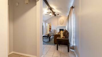 Een smart-tv en een open haard