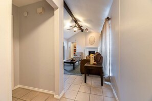 Een smart-tv en een open haard