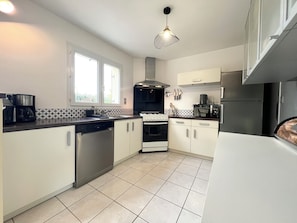 Refrigerador, microondas, horno, placa de cocina