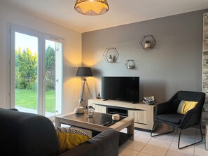 Een televisie en een open haard