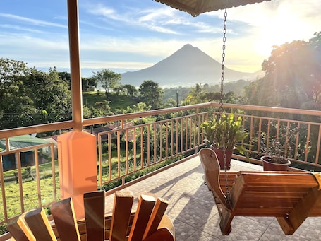 Property grounds. Hummingbird Suite - Spectacular Views of Arenal Volcano and Lake