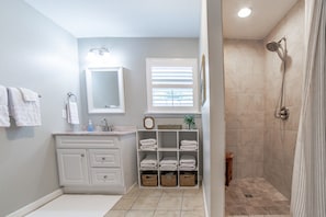 Shower, hair dryer - Cozy cottage, just a short walk to UofA (Fayetteville)