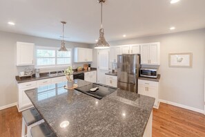 Réfrigérateur, micro-ondes, cafetière/bouilloire, chaise haute