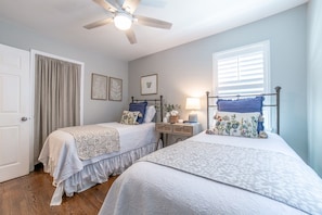 2 bedrooms, iron/ironing board, travel crib, WiFi - Cozy cottage, just a short walk to UofA (Fayetteville)