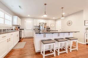 Fridge, microwave, coffee/tea maker, high chair - Cozy cottage, just a short walk to UofA (Fayetteville)