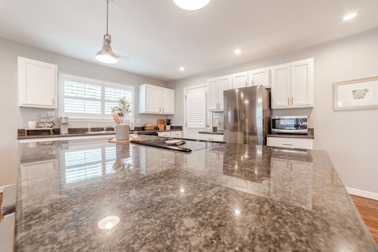 Refrigerador, microondas, cafetera y tetera y periquera 