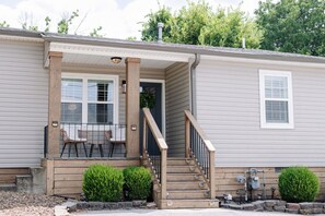 Exterior - Cozy cottage, just a short walk to UofA (Fayetteville)