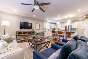 TV - Cozy cottage, just a short walk to UofA (Fayetteville)
