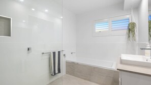 Shower, towels - Sun Crest - amazing ocean views, walk to beach and vibrant village of Woolgoogla (Woolgoolga)
