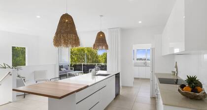 Sun Crest - amazing ocean views, walk to beach and vibrant village of Woolgoogla