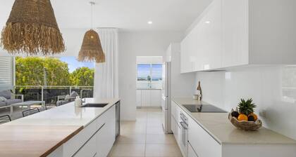 Sun Crest - amazing ocean views, walk to beach and vibrant village of Woolgoogla