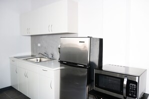 Deluxe Studio Suite | Private kitchen | Coffee/tea maker, cookware/dishes/utensils - Mavs Boutique Hotel (Ponce)