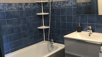 Baignoire, sĂšche-cheveux, serviettes fournies, savon