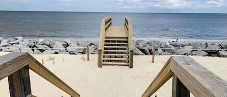 Vlak bij het strand, ligstoelen aan het strand, strandlakens