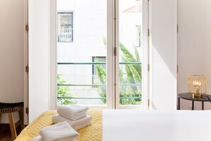 3 bedrooms, iron/ironing board, Internet, bed sheets - VIVA Casa da Vila @ Porto Beach Side-Families & Friends (Porto)