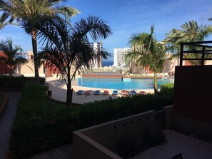 Utendørsbasseng og et oppvarmet basseng