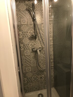 Regadera, secadora de cabello, toallas, papel de baño
