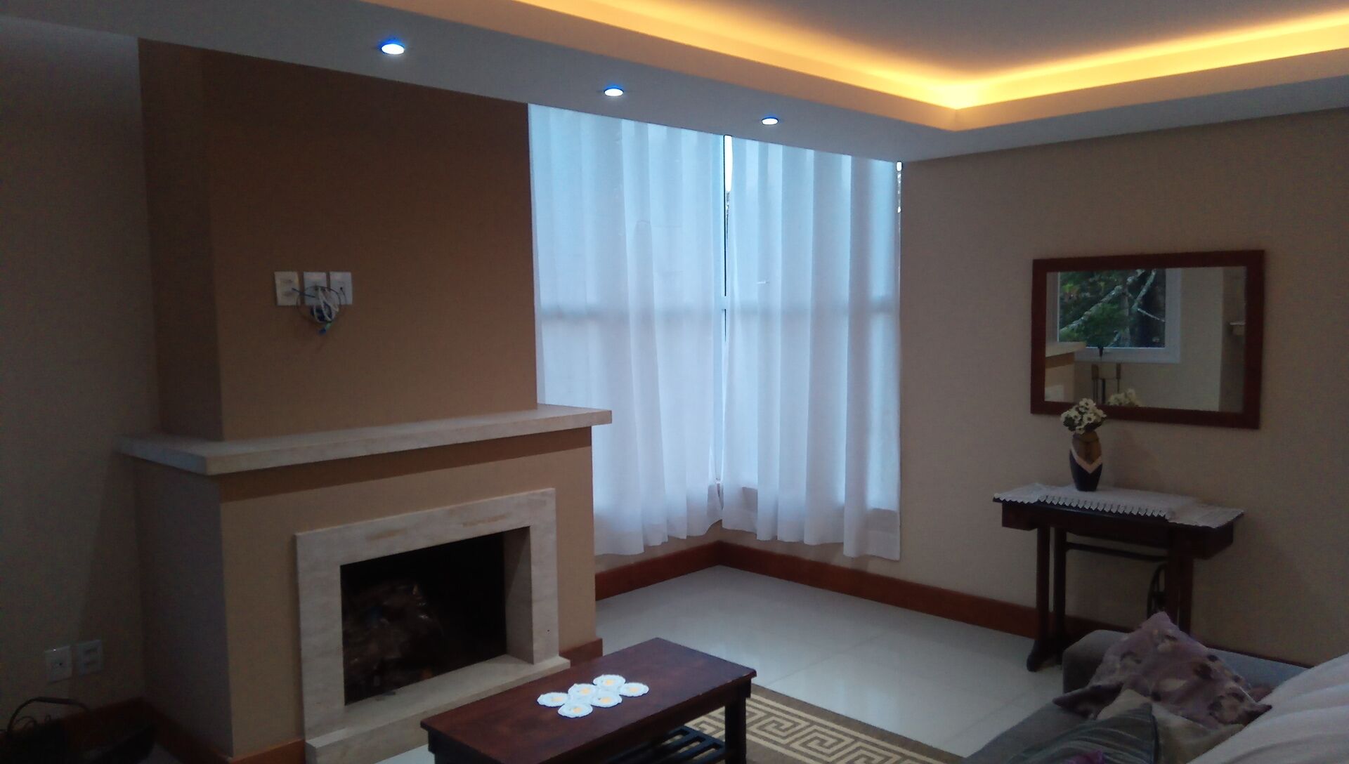 Älytelevisio, takka, kirjoja