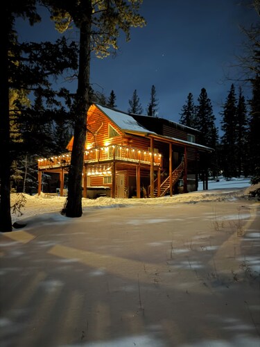 Beautiful Terry Peak Cabin, WiFi, hot tub. game room