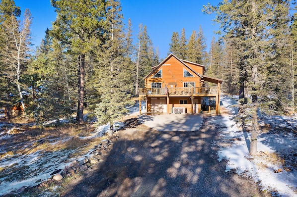 Situated in a forested area, this lodge offers a balcony with a view of the surrounding trees.