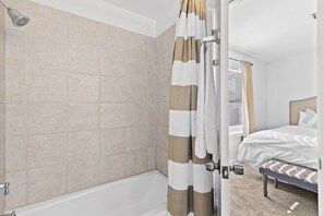 Combined shower/bathtub, hair dryer, towels - Sam's Place West - Gulf Views in Grayton Beach - Walk to Redbar (Santa Rosa Beach)