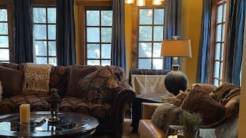 Una Smart TV, una chimenea, un reproductor de DVD