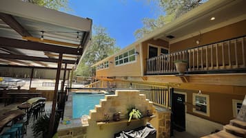 Una piscina al aire libre