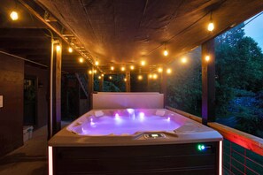 Outdoor spa tub - Breathtaking Sunrises at Dancing Bears on Dawnview in Lake Community  (West Jefferson)