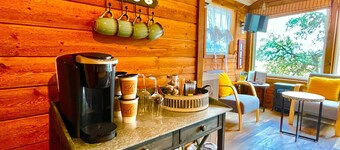 MACK: a Gorgeous Treehouse Studio  for 4, overlooking the Texas Hill Country
