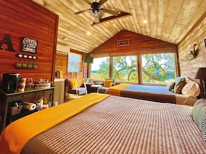 1 bedroom, iron/ironing board, travel cot, free WiFi - MACK: a Gorgeous Treehouse Studio for 4, overlooking the Texas Hill Country (Dripping Springs)