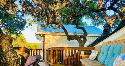 MACK: a Gorgeous Treehouse Studio for 4, overlooking the Texas Hill Country