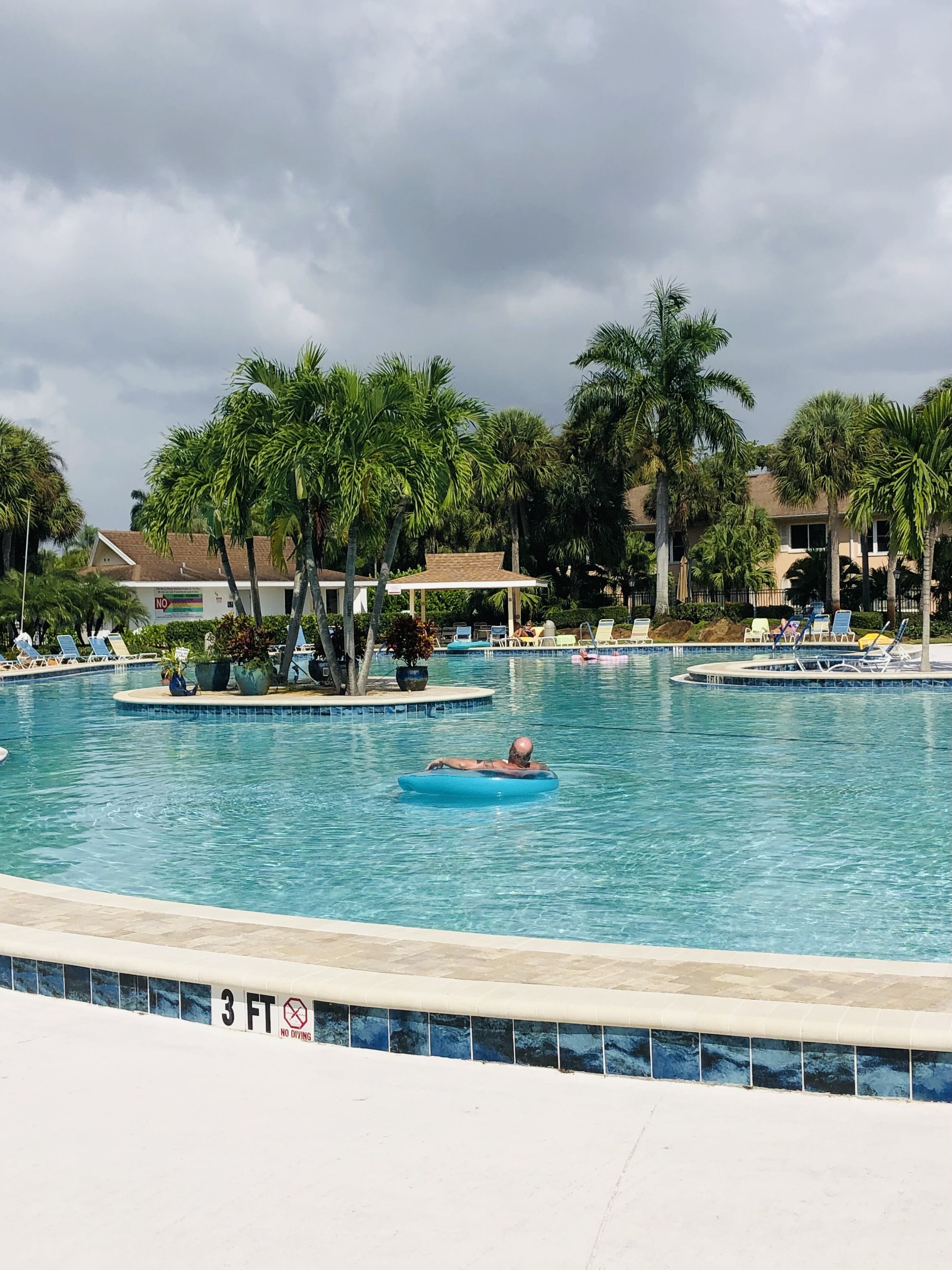 Quiet lovely 2-bed/bath condo in central Naples!
