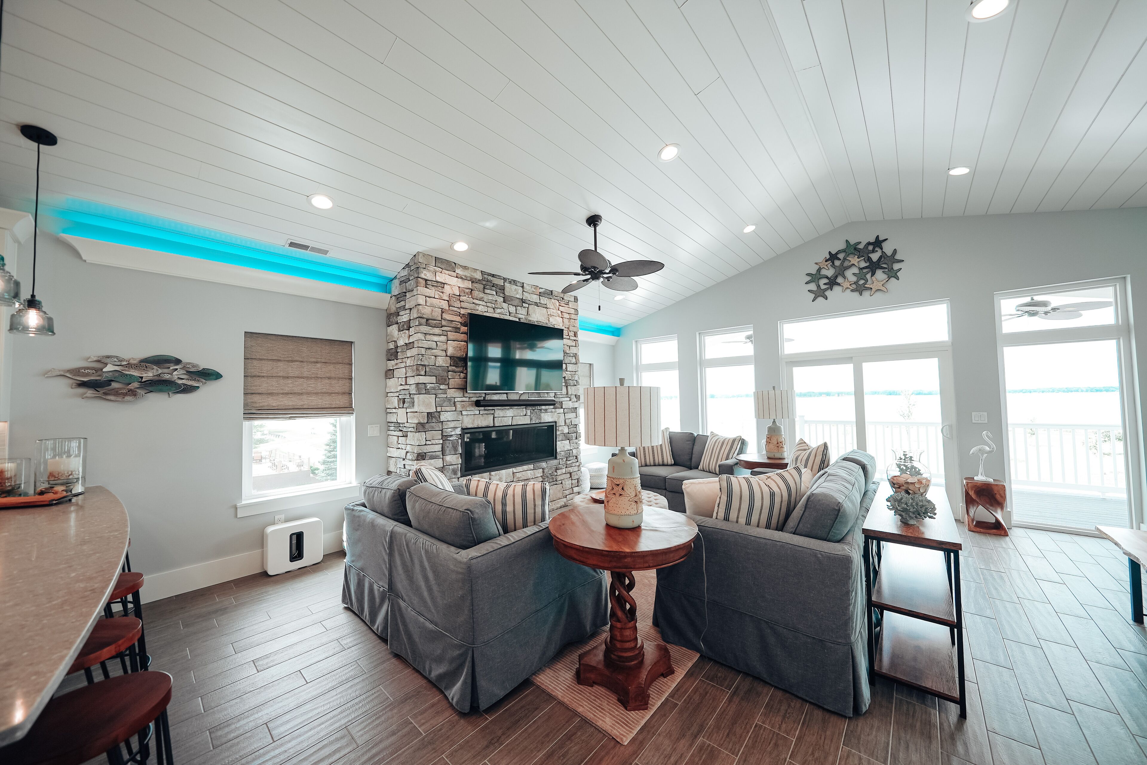 Smart TV, fireplace, books, stereo