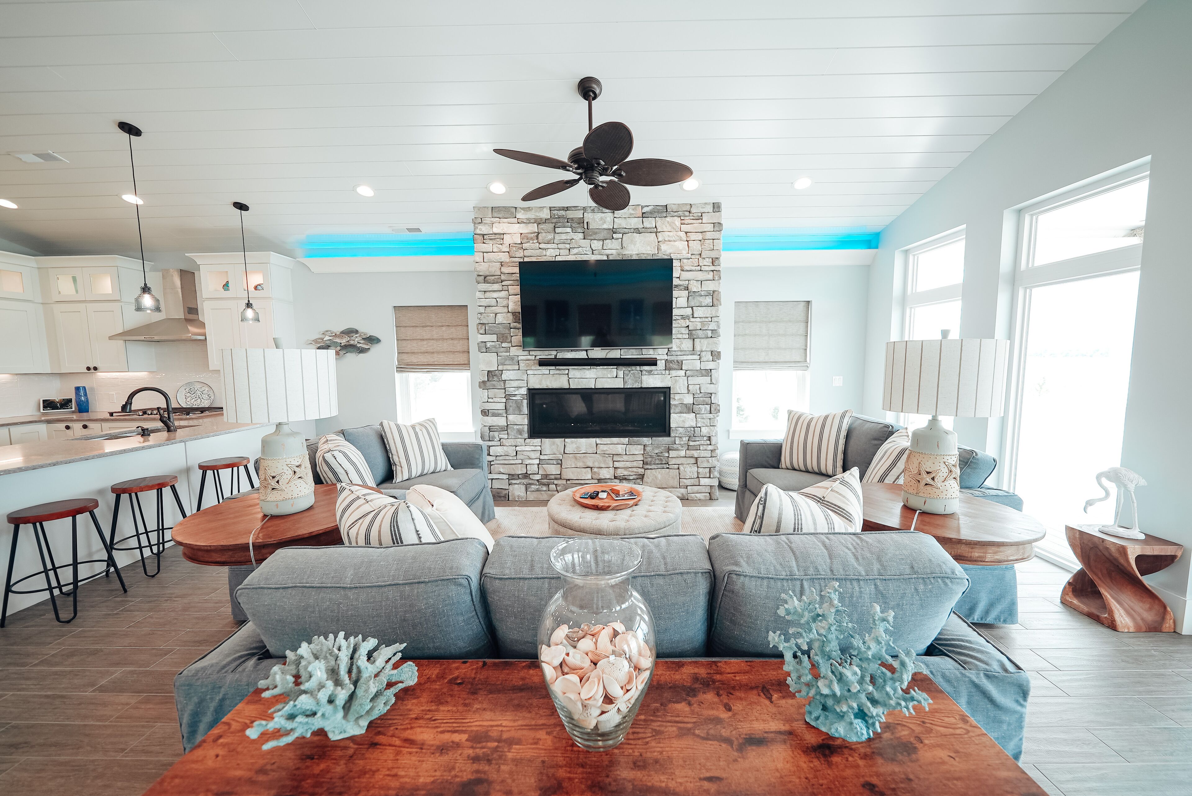 Smart TV, fireplace, books, stereo