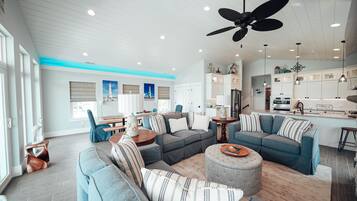 TV connectée, cheminée, livres, chaîne hi-fi