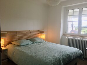 2 bedrooms, iron/ironing board, travel cot, free WiFi