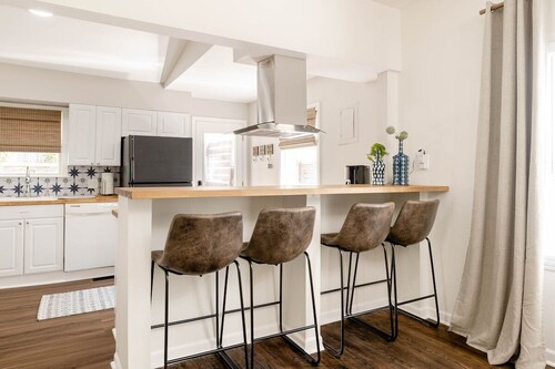 2 bed, 2 bath West Plaza House, yard, parking!