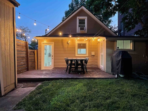 2 bed, 2 bath West Plaza House, yard, parking!