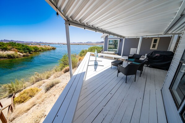 Terrace/patio - Thanksgiving Getaway: Waterfront Lakehouse with Stunning Lake & Mountain Views! (Lake Havasu City)